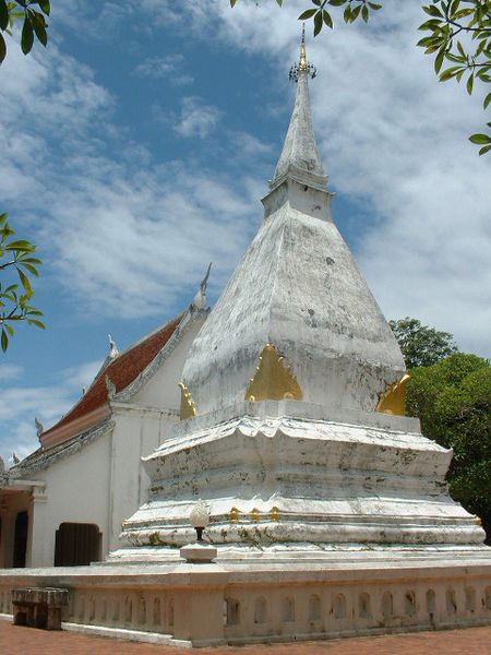 Phra That Si Song Rak It is a beautiful example of Lao style pagoda architecture. 