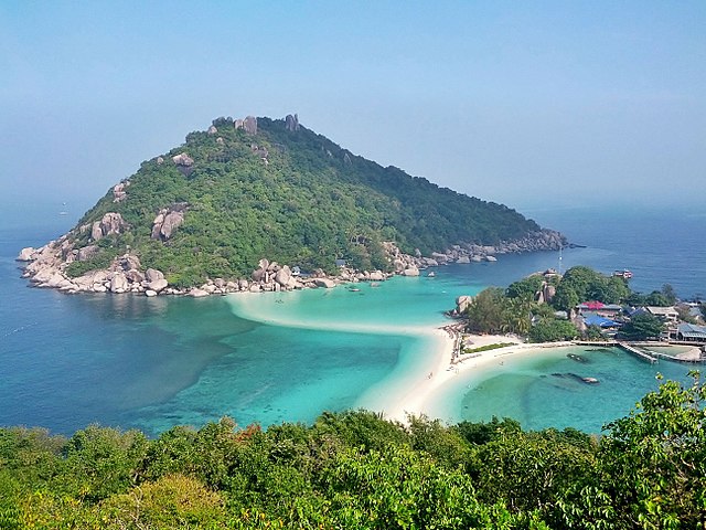 Koh Nang Yuan is a hidden treasure in the Gulf of Thailand that is a paradise for travelers seeking natural beauty, solitude and unforgettable experiences.