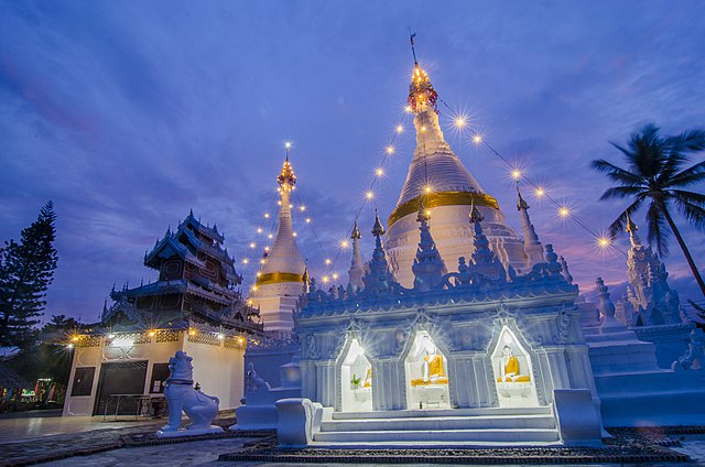 Wat Phra That Doi Kong Mu is a prominent and revered Buddhist temple located atop the picturesque Doi Kong Mu hill in Mae Hong Son, Thailand.