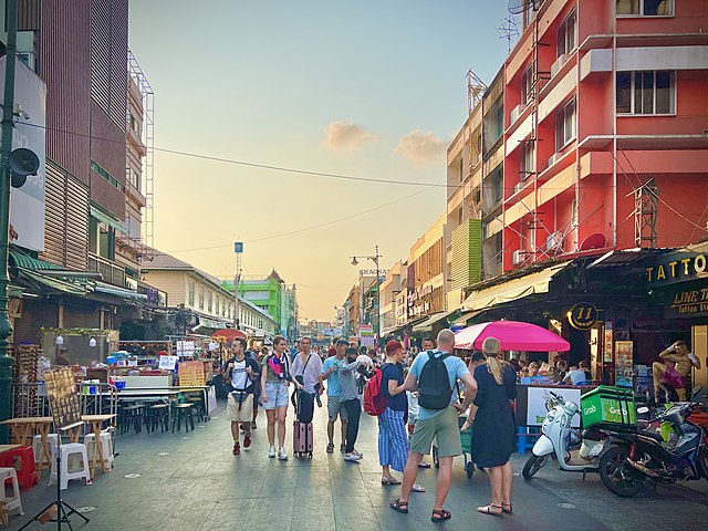 Khao San Road, popular in Bangkok Lively entertainment venues and budget hotels It is popular among foreign backpackers.
