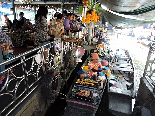 Located along the canal, the floating market has a lively and lively atmosphere. 