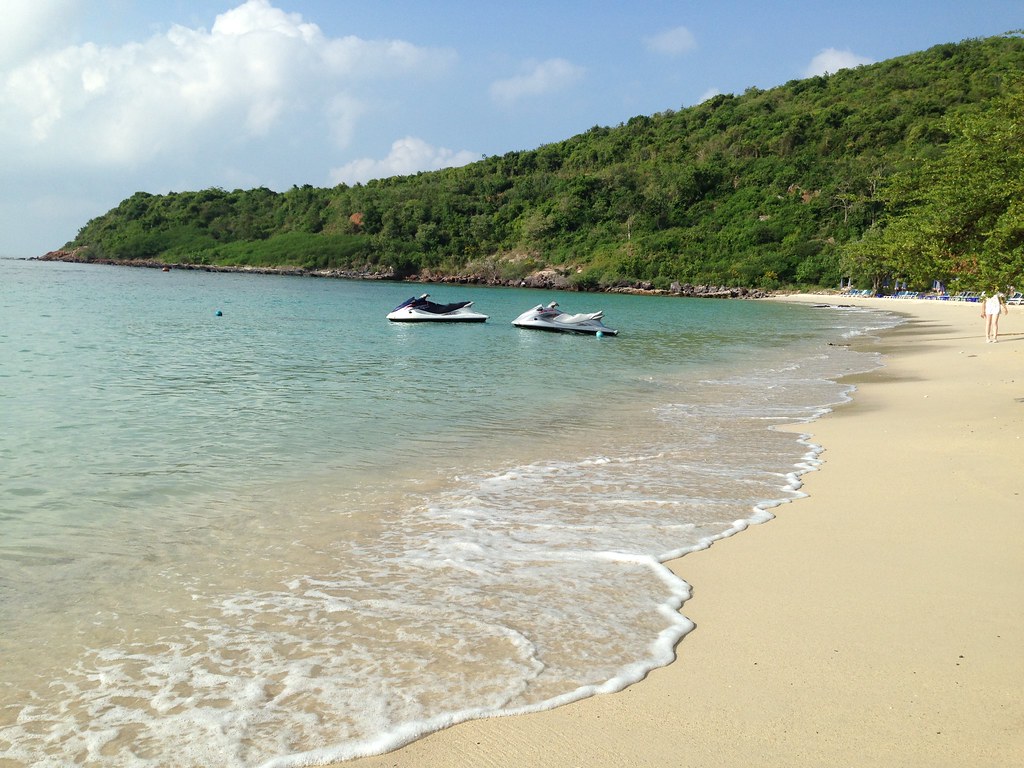Koh Larn has many beautiful beaches. Each place has its own charm.
