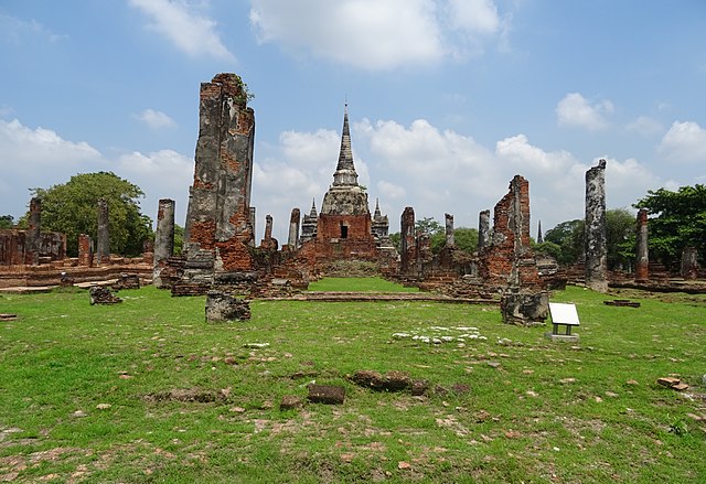Wat Phra Si Sanphet It was the golden age of the Ayutthaya Kingdom. This temple is located within the palace grounds.