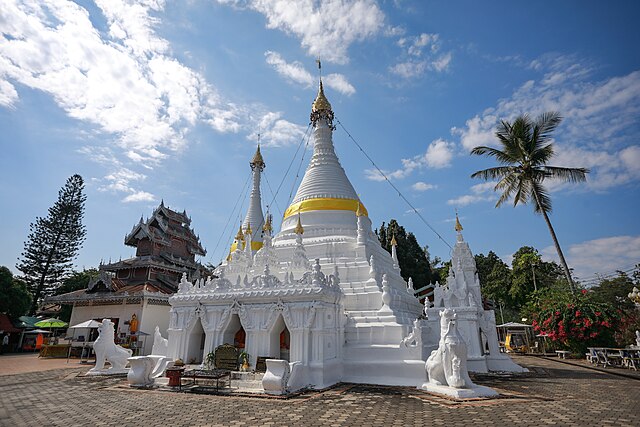 Wat Phra That Doi Kong Mu is a prominent and revered Buddhist temple located atop the picturesque Doi Kong Mu hill in Mae Hong Son, Thailand. 