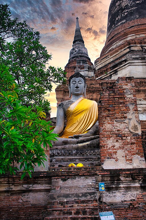 The large chedi is 62 meters high and is considered one of the tallest chedi in Phra Nakhon Si Ayutthaya Province. The pagoda is paved with lime.