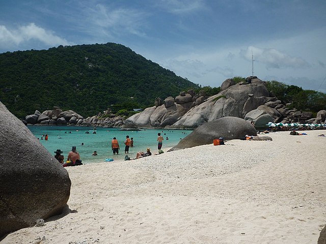 Koh Nangyuan: The Enchanting Triplet Islands of Thailand
In the cerulean waters of the Gulf of Thailand