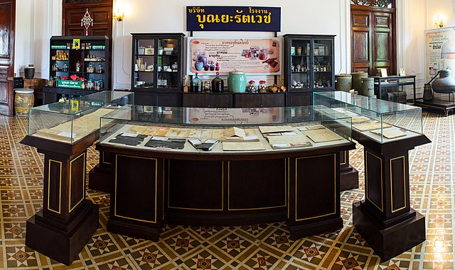 What sets the Chao Phraya Abhaibhubejhr Building apart is its extensive collection of herbs, books, and knowledge related to traditional Thai medicine.