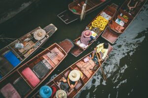 Damnoen Saduak Floating Market is an important piece of Thai history and culture that invites travelers to immerse themselves in the fascinating world of waterborne trade.
