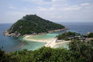 Koh Nangyuan is a place of natural wonder, where land and sea harmoniously coexist, creating an experience that feels almost otherworldly.