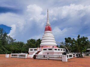 Phra Chedi Klang Nam: Rayong's Floating Pagoda of Spiritual Significance