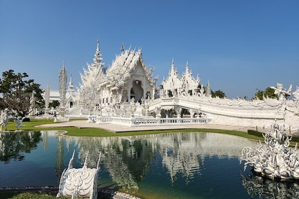 Discover the captivating allure of Wat Rong Khun in Chiang Rai, Thailand – a mesmerizing fusion of traditional Thai architecture and contemporary art.